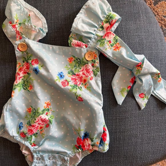 Floral one-piece outfits - Picture 3 of 4